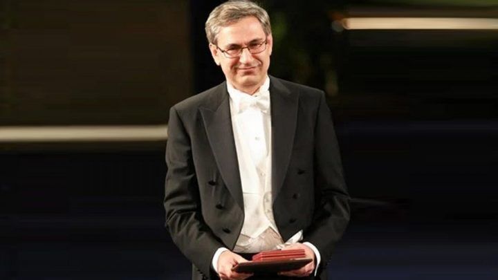 Orhan Pamuk Nobel Komitesi önünde.