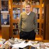 Orhan Pamuk çalışma odasında