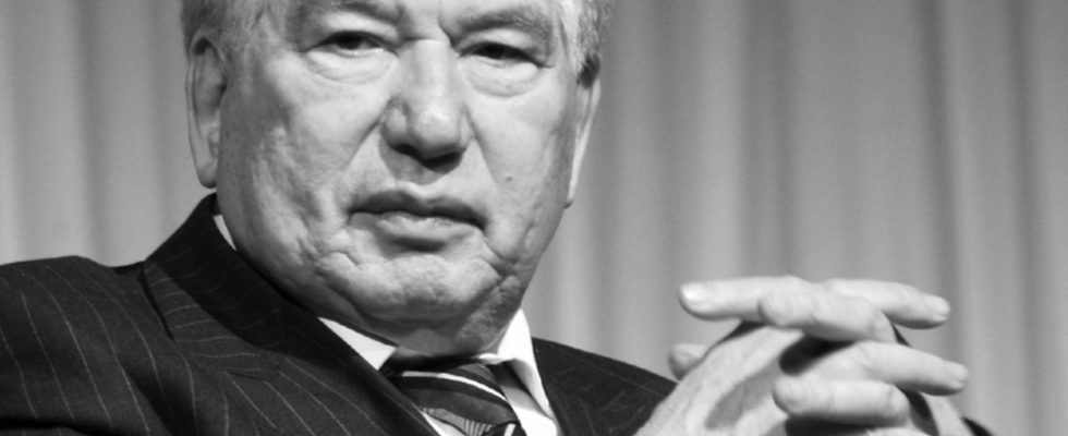Cengiz Aytmatov'un 2007'de çekilmiş bir fotoğrafı